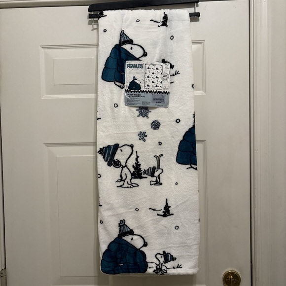Peanuts Puffer Jacket Snoopy Plush Throw Blanket - Picture 1 of 4